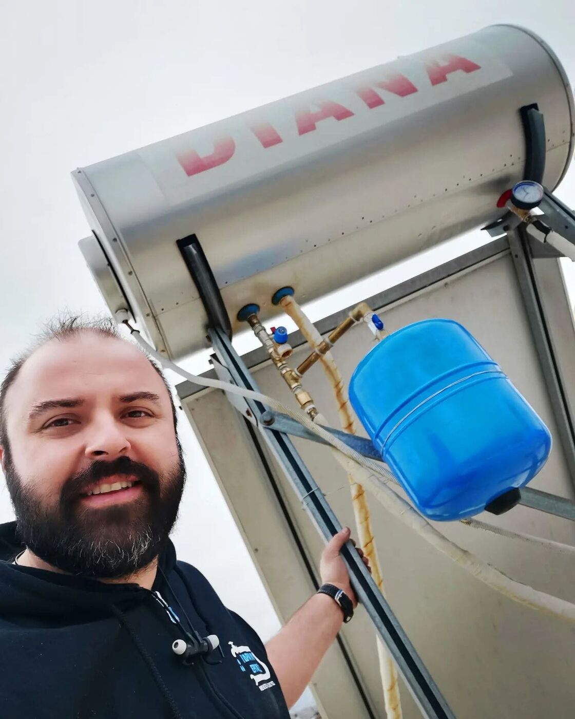 Ο Δημήτρης Κατσαμάγιας δίπλα σε ηλιακό θερμοσίφωνα με νέο δοχείο διαστολής