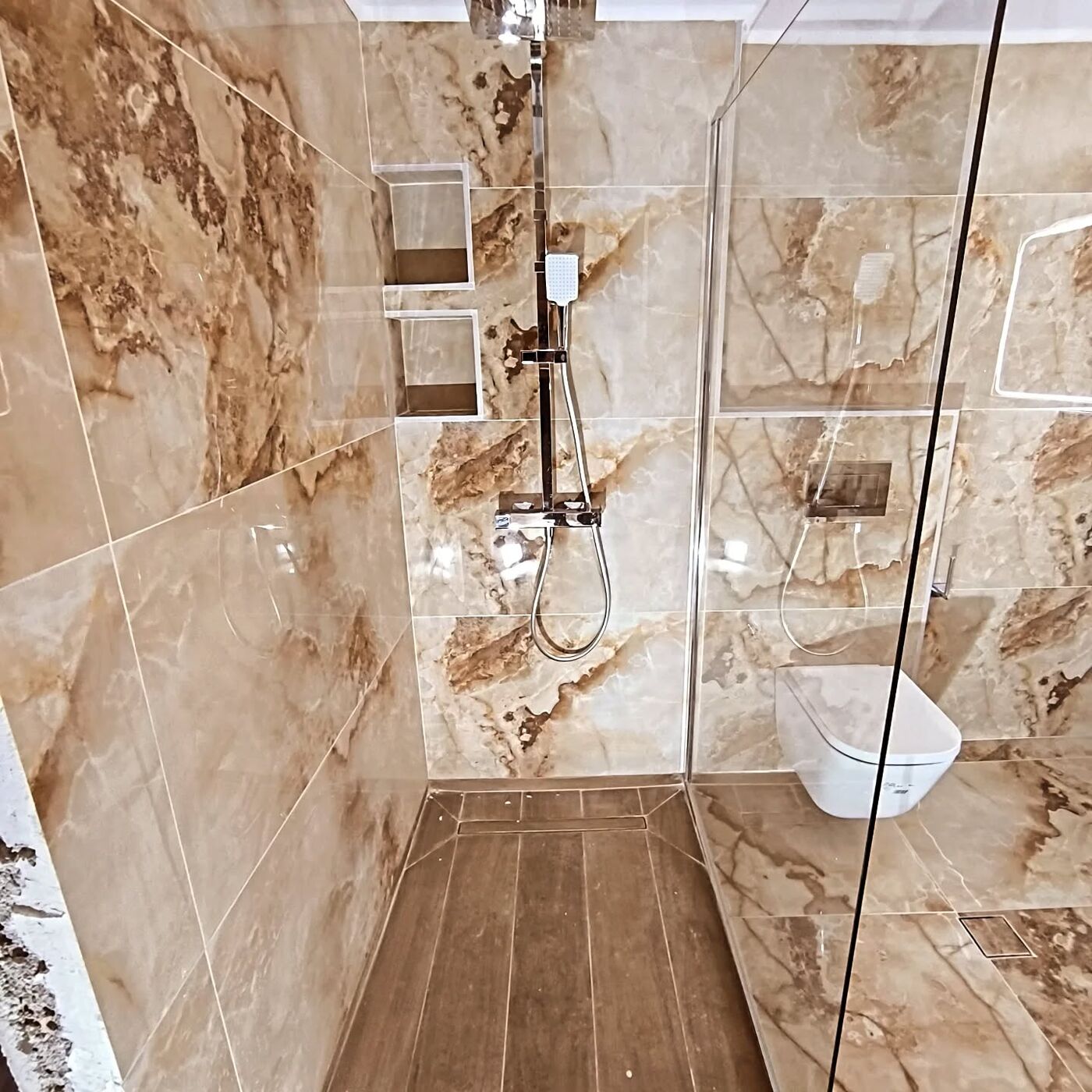 Ντουζιέρα στο ύψος του δαπέδου με γραμμικό σιφώνι